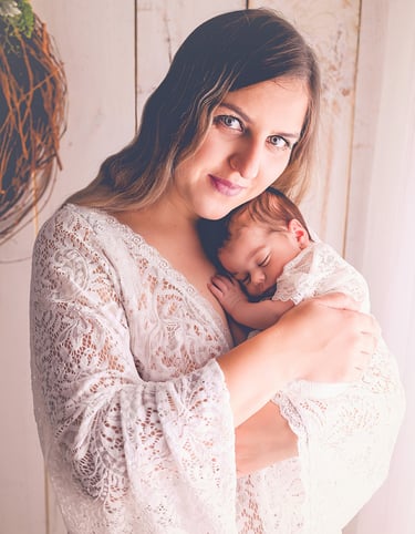 Sesión madre e hija en estudio con un estilo muy natural realizado en Almendralejo por Amélie Art.