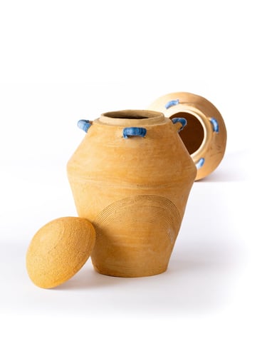 estelle del artisan urne artisanale en grès roux ornée d'un fil bleu