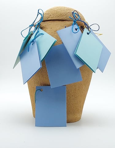 estelle del céramiste urne artisanale recouverte de mots doux
