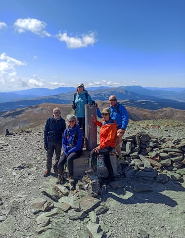 grupo en la cima de una montaña