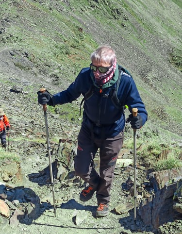 persona caminando por la montaña