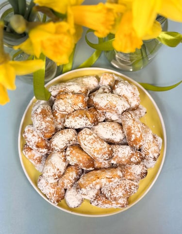 Citrininiai migdoliniai sausainiai apvolioti cukraus pudroje