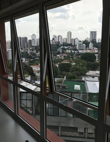 Limitador de abertura de janela basculante com corrente de aço para proteção infantil em escolas SP