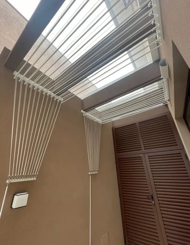 Técnico realizando a troca de cordas de varal de teto em apartamento na Zona Sul de SP
