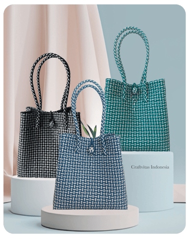 tas anyaman plastik handmade polos warna lurik hitam lurik hijau dan biru desain elegan untuk wanita