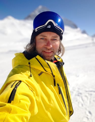 alt= Portrait Xaver Kröll alias Skiguru im Schnee Hintertuxer Gletscher
