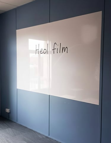 Pose d'un film type whiteboard, tableau blanc