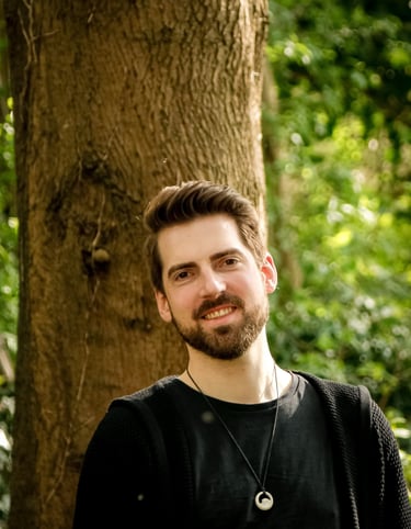 Portrait von Frederik Unruh, Hypnose Coach und Inhaber von Unruh Hypnose Coaching.