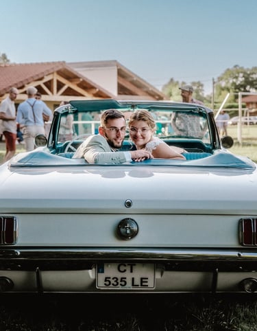 mariés à l'arrière de la voiture de cortège