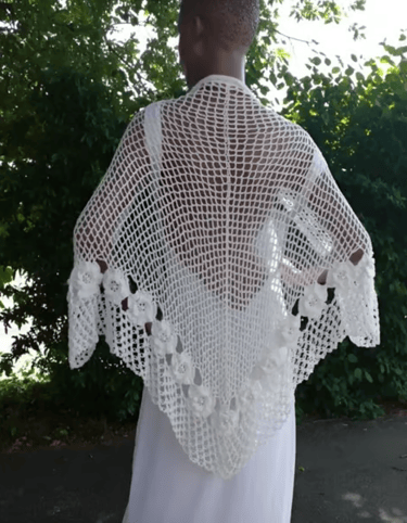 Châle Grand jour crochet blanc avec fleurs en relief T 38/40