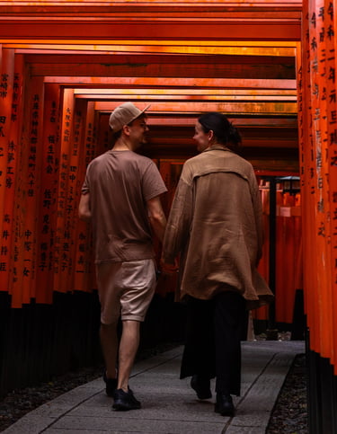 Daniel & Jana (Fotografenpaar aus Coburg) auf Reisen am Fushimi Inari Schrein in Kyoto, Japan.