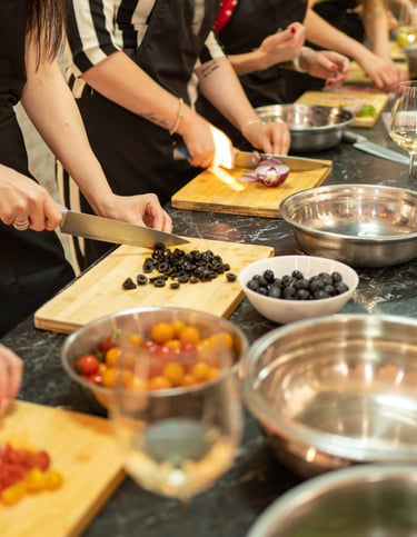Des personnes qui cuisinent au cours d'un atelier culinaire