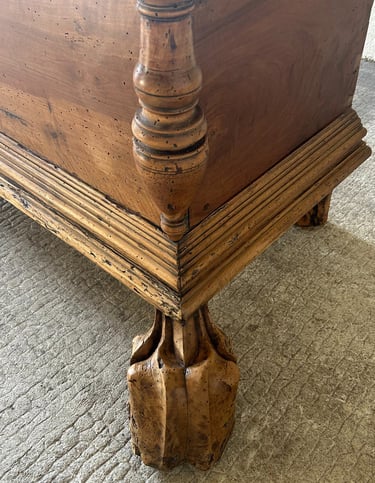 Maie ancienne en bois restaurée, zoom sur le piètement sculpté en patte de lion et le bois brut.