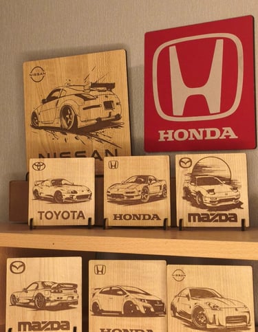 Décorations gravées au laser, exposés sur des étagères