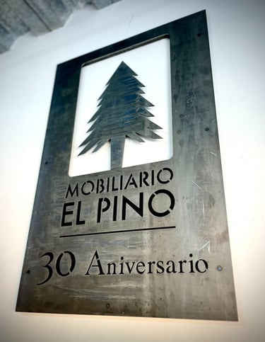 Logotipo con corte láser Mobiliario El Pino