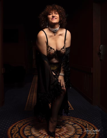 Cabaret, cols plumes, paillettes, talons strass, danseuse, showgirl, public, éventails, burlesque