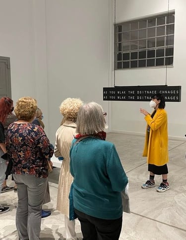 Ασημίνα Γεωργακοπούλου ως art mediator, σε ξενάγηση στην έκθεση ΠΥΛΗ - Οργανισμός ΝΕΟΝ