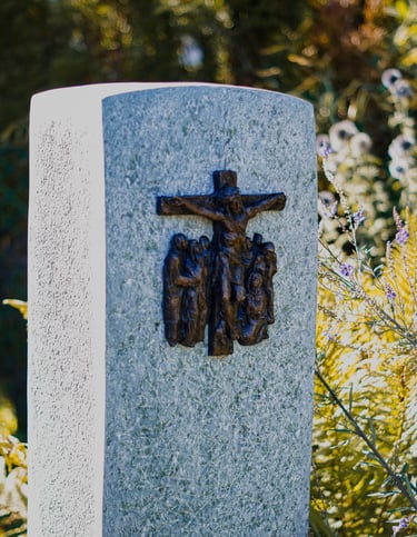 Grabstein mit Jesus-Kreuz und Jüngern aus Bronze