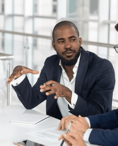 equipe reunida com lideres, liderança da equipe