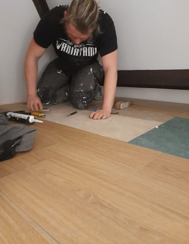 pose de sol stratifié, effet bois, rénovation intérieure, sous-couche isolante, professionnel