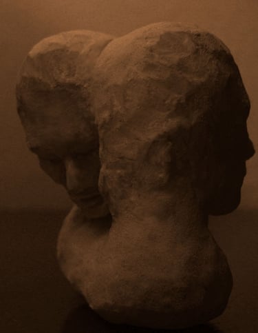 3D figura od gline, dvoje u zagrljaju. Boja crvenkasta, ilustracija elementa ZEMLJA.