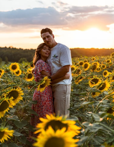 Séance photo couple dans un champs de tournesol au coucher du soleil (golden hour) à Toulouse
