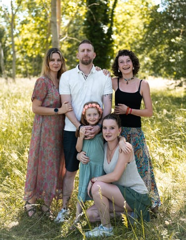 photo de famille en extérieur à Fenouillet