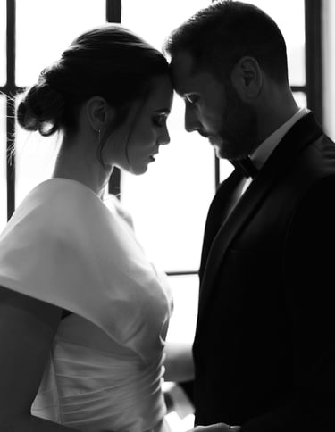 mariée dans le bras de son mari à paris
