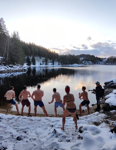 Eine Gruppe von Menschen bereitet sich auf das Eisbad vor angeleitet von Wim Hof Instruktoren