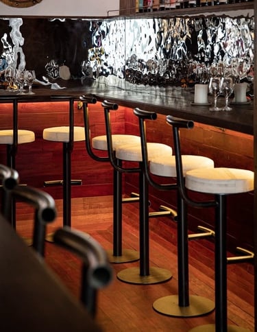 Rénovation de 50 tabourets de bar pour La Cale (Paris), tapissés avec de la voile de bateau upcyclée.