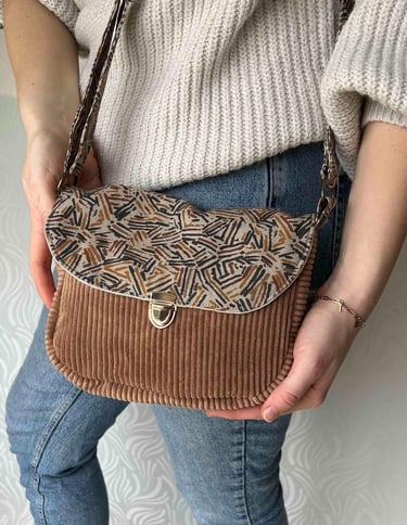 Sac à bandoulière en velours côtelé marron fait main, orné d'un rabat à motifs géométriques