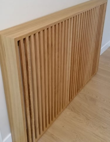 cache radiateur bois, lames verticales, design épuré, menuiserie sur mesure, décoration intérieure