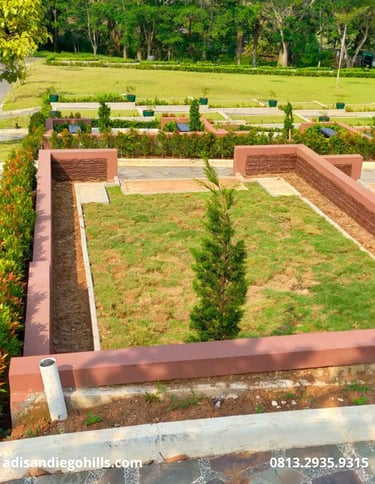 avling makam tipe semi private di San Diego Hills Karawang dikelilingi pagar tanaman hijau asri.