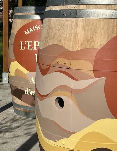 Tonneau en bois avec décors et typographie sur mesure pour une épicerie fine