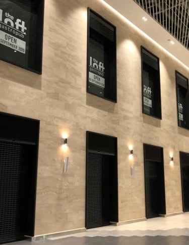 Trawertyn na ścianie jasny kremowy kamień naturalny włoski luksusowy