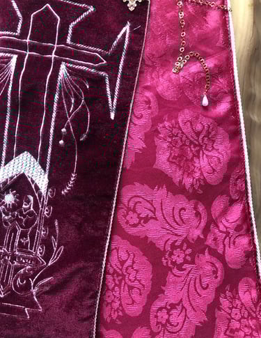 étole de prêtre rouge à la doublure à motifs et aux broderies complexes