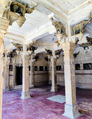 Elephant shaped columns of the Baradari at Chhatar Mahal in Bundi, showcasing Rajput craftsmanship and royal elegance.