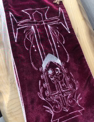 broderie d'un homme tenant un soleil