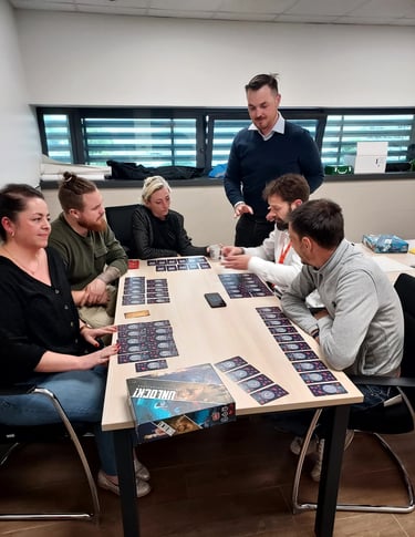 Animation de jeu de société pour adultes pendant un moment de cohésion pro en entreprise