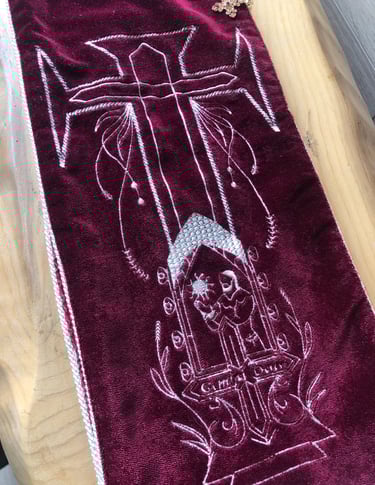 broderie d'un homme tenant un soleil