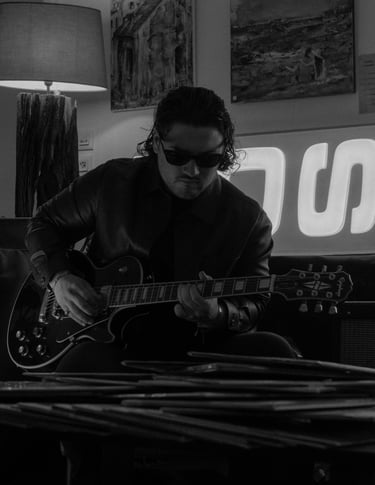 Un jeune homme jouant de la guitare