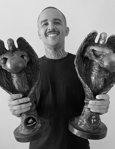 Artista especializado em realismo preto e branco com prêmios internacionais