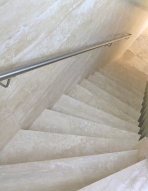 Trawertyn na schody Bianco jasny biały włoski kamień naturalny