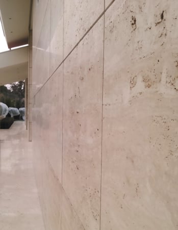 Trawertyn na elewacje jasny kremowy kamień naturalny