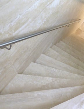 Trawertyn na schody Bianco jasny biały włoski kamień naturalny