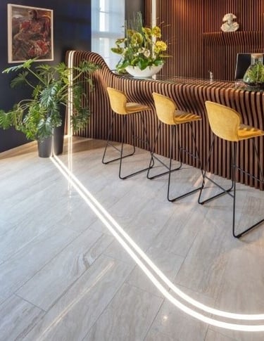 Trawertyn na podłoge Bianco jasny włoski kamień naturalny