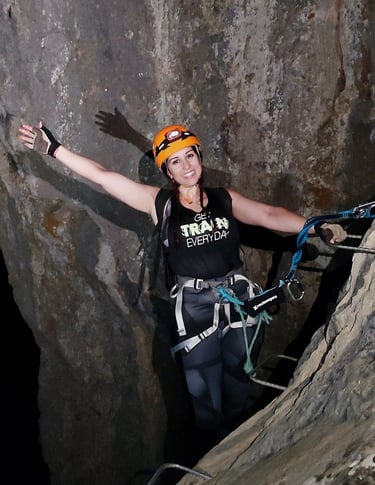 Progresión en la vía ferrata de Atajate
