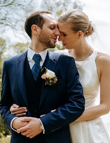un couple de marié lors de la séance couple de mariage