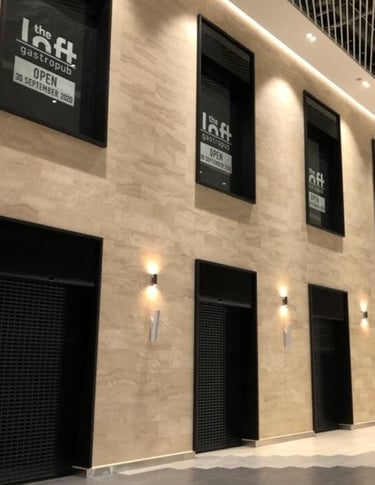 Trawertyn na ścianie jasny kremowy kamień naturalny włoski luksusowy