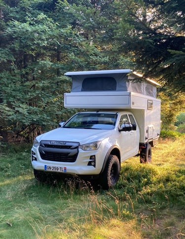 Una pick-up con célula camper y techo elevable